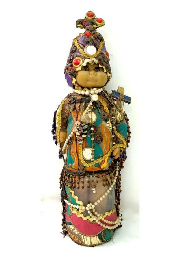 Pierrot Barra (haïtien, 1947-1999) Sculpture en techniques mixtes 24"x8"x8" - poupées en plastique, paillettes, perles, tissu, etc. #1GN-HA 