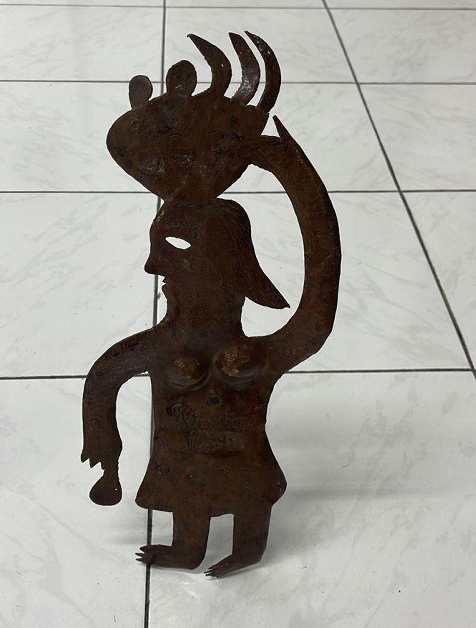 Georges Liautaud (Haïtien, 1899-1991) 20"x11" VENDEUR FEMME NOIRE Sculpture en acier découpé #3GN-HA
