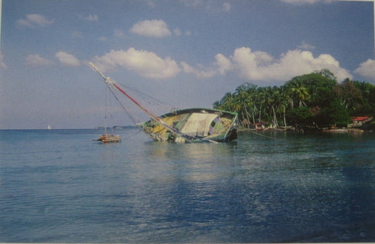 Carte postale haïtienne : Carénage de voilier dans la baie de l'Ile à Vache, Haïti
